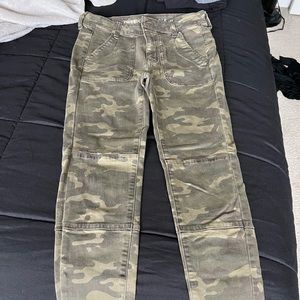 NEW NEVER WORN AMERICAN EAGLE CAMO JEANS SIZE 2